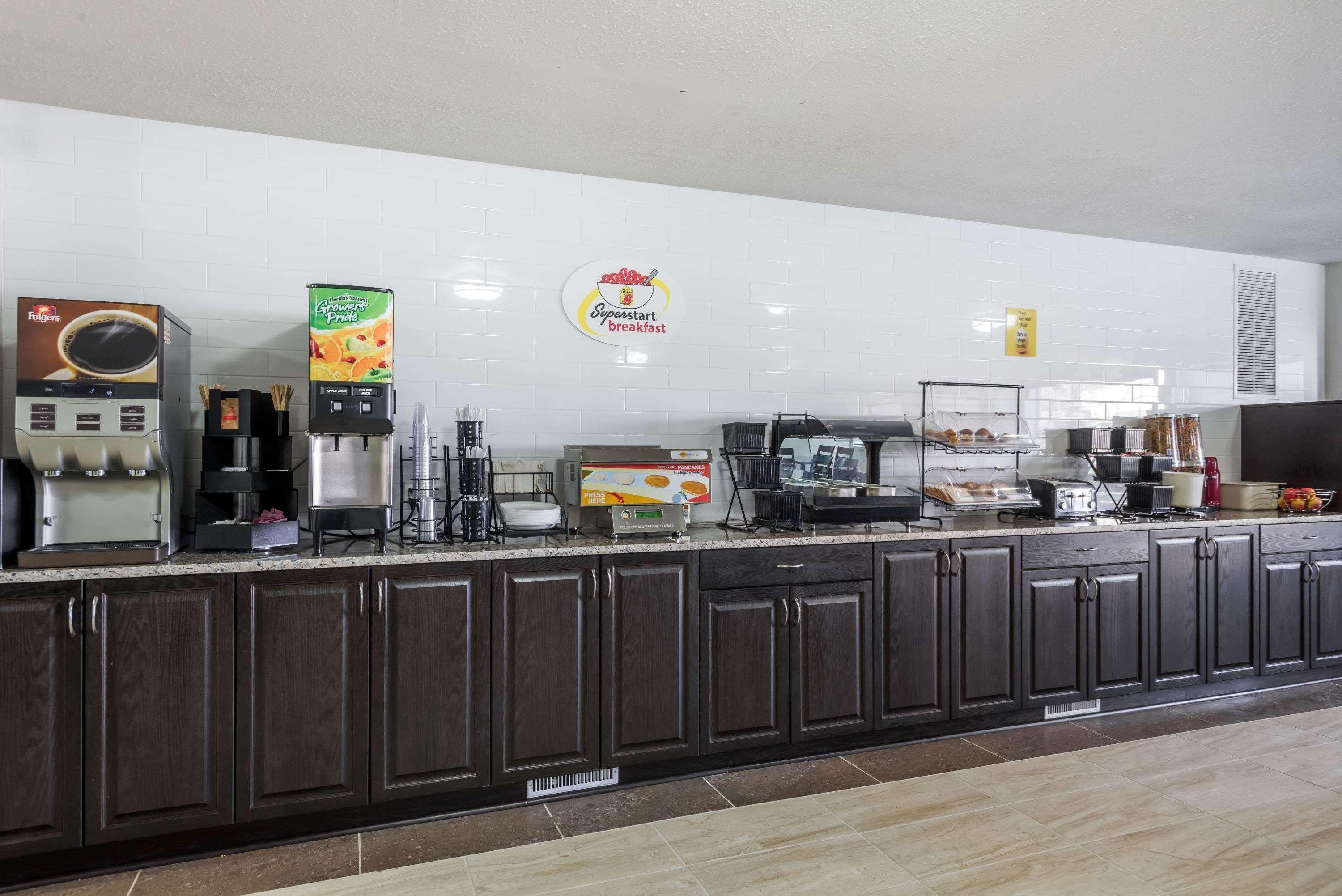 Super 8 By Wyndham Grande Prairie Hotel Ngoại thất bức ảnh