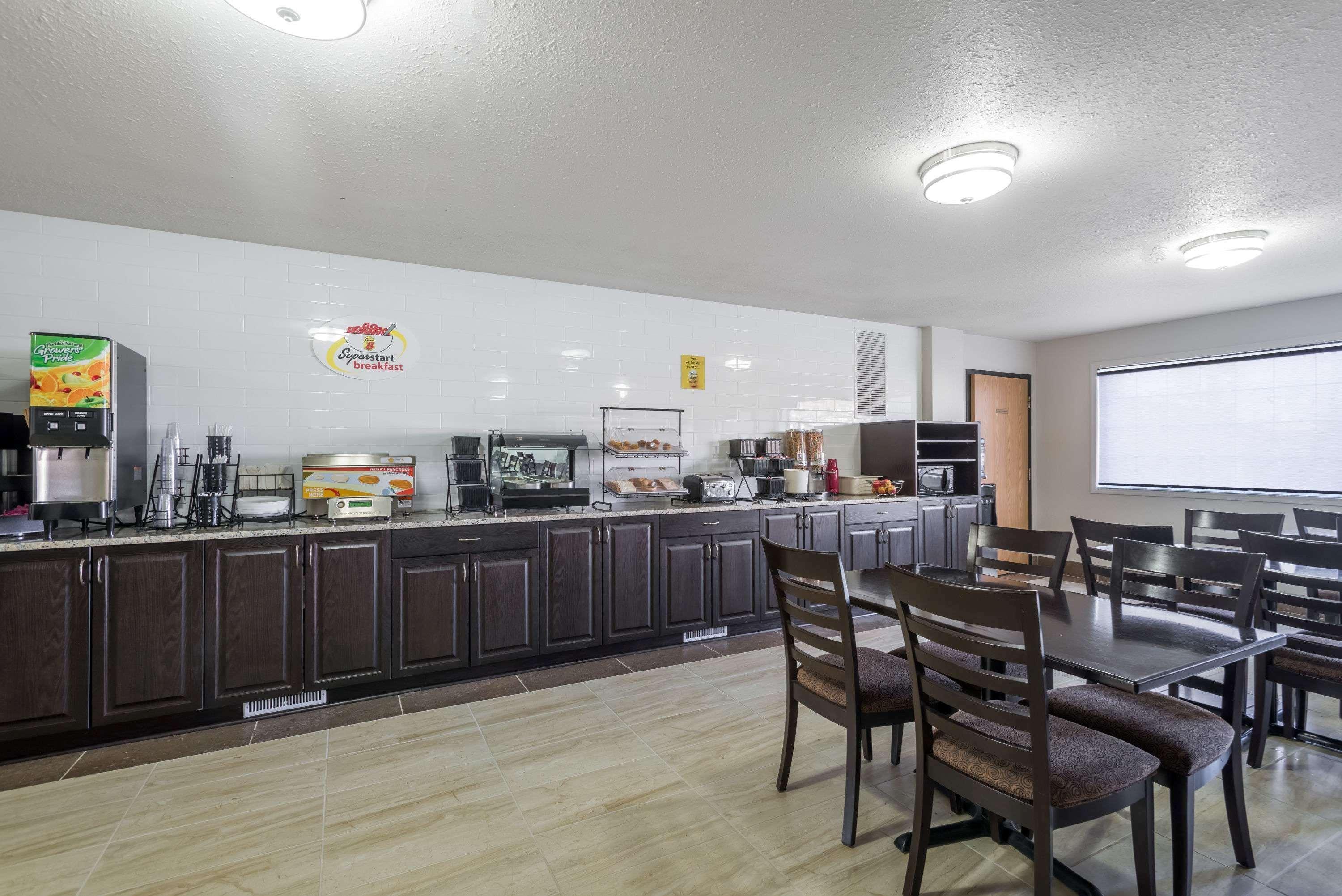 Super 8 By Wyndham Grande Prairie Hotel Ngoại thất bức ảnh