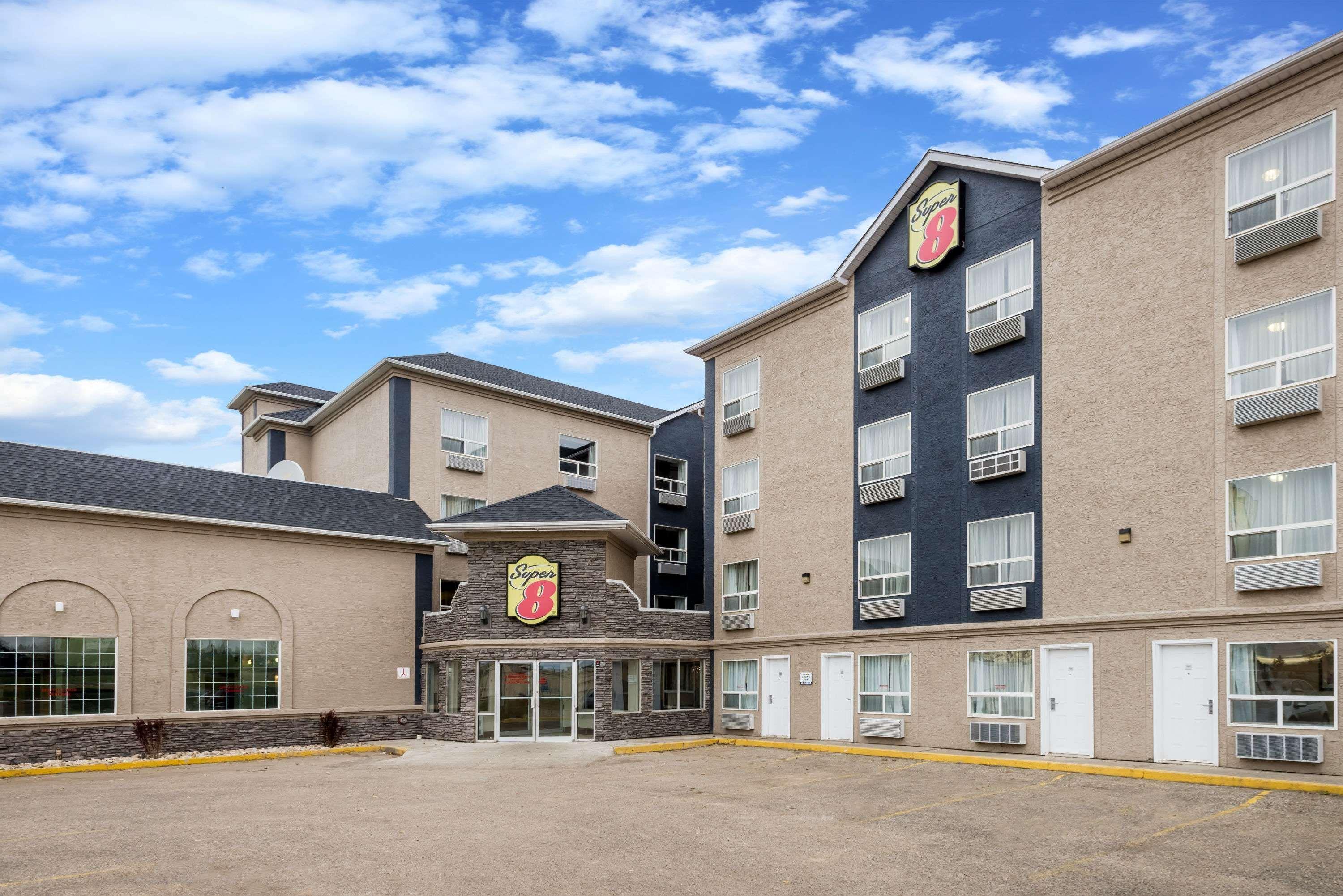 Super 8 By Wyndham Grande Prairie Hotel Ngoại thất bức ảnh