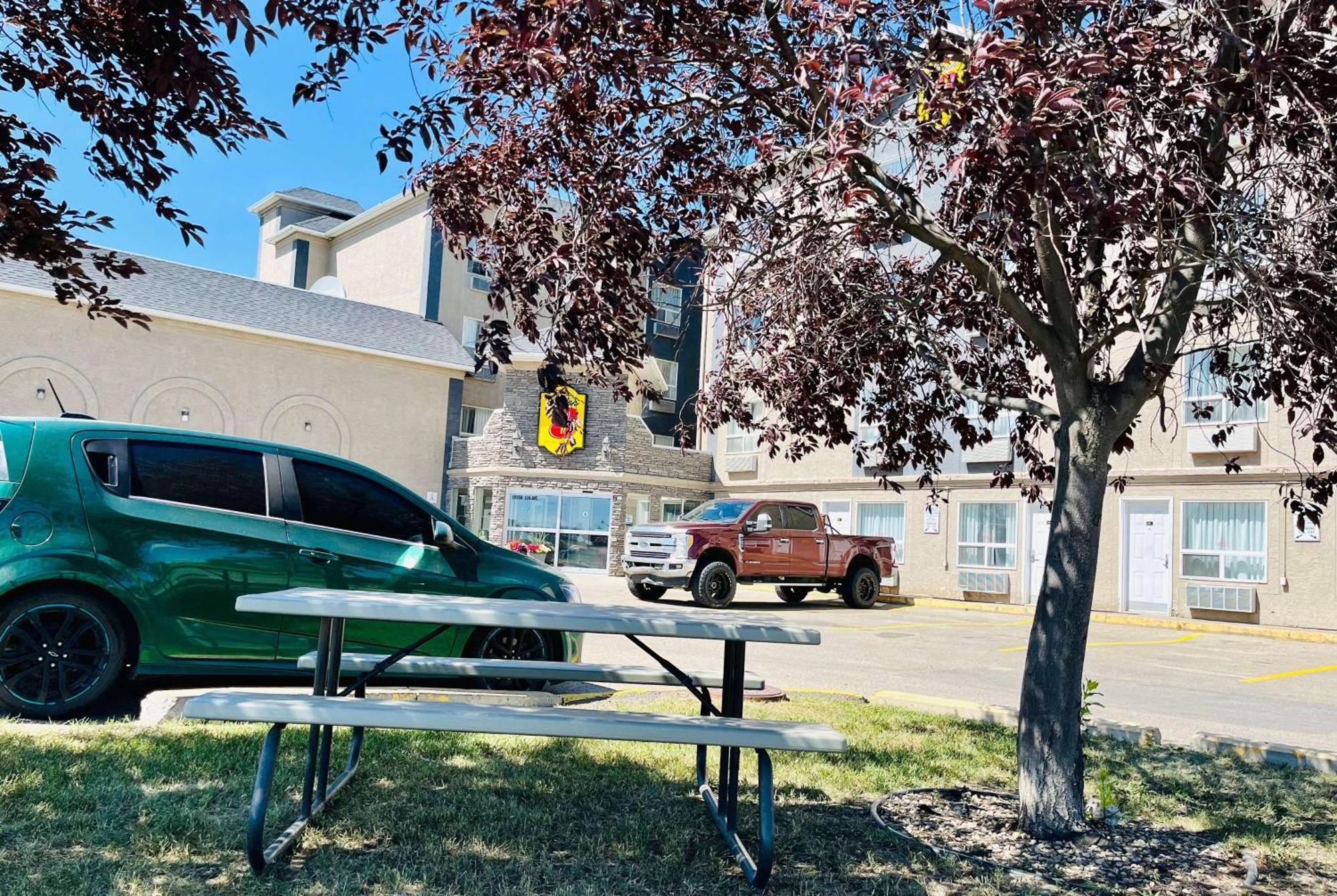 Super 8 By Wyndham Grande Prairie Hotel Ngoại thất bức ảnh