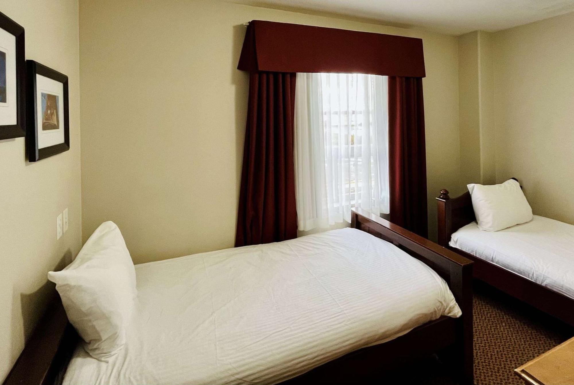 Super 8 By Wyndham Grande Prairie Hotel Ngoại thất bức ảnh