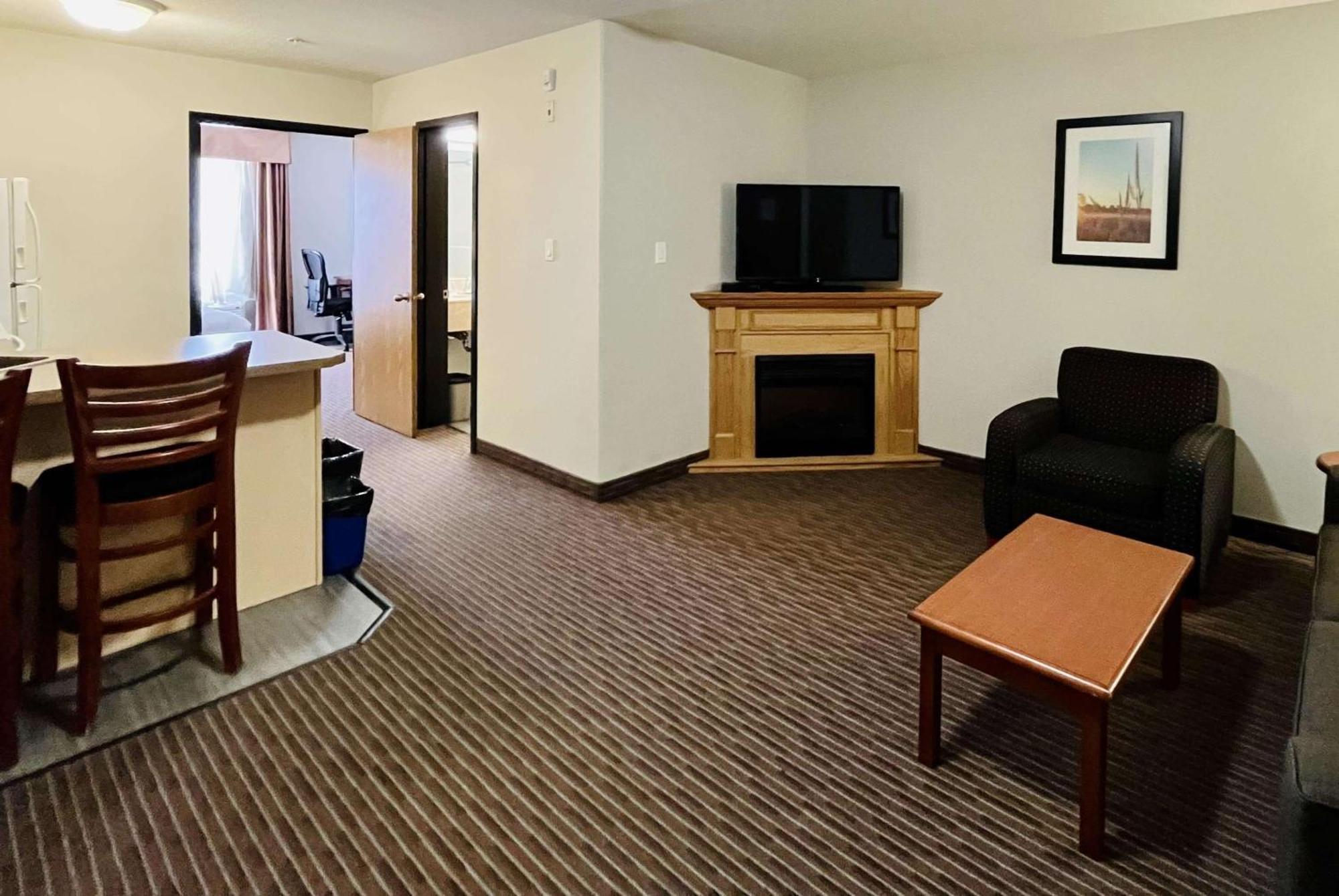 Super 8 By Wyndham Grande Prairie Hotel Ngoại thất bức ảnh