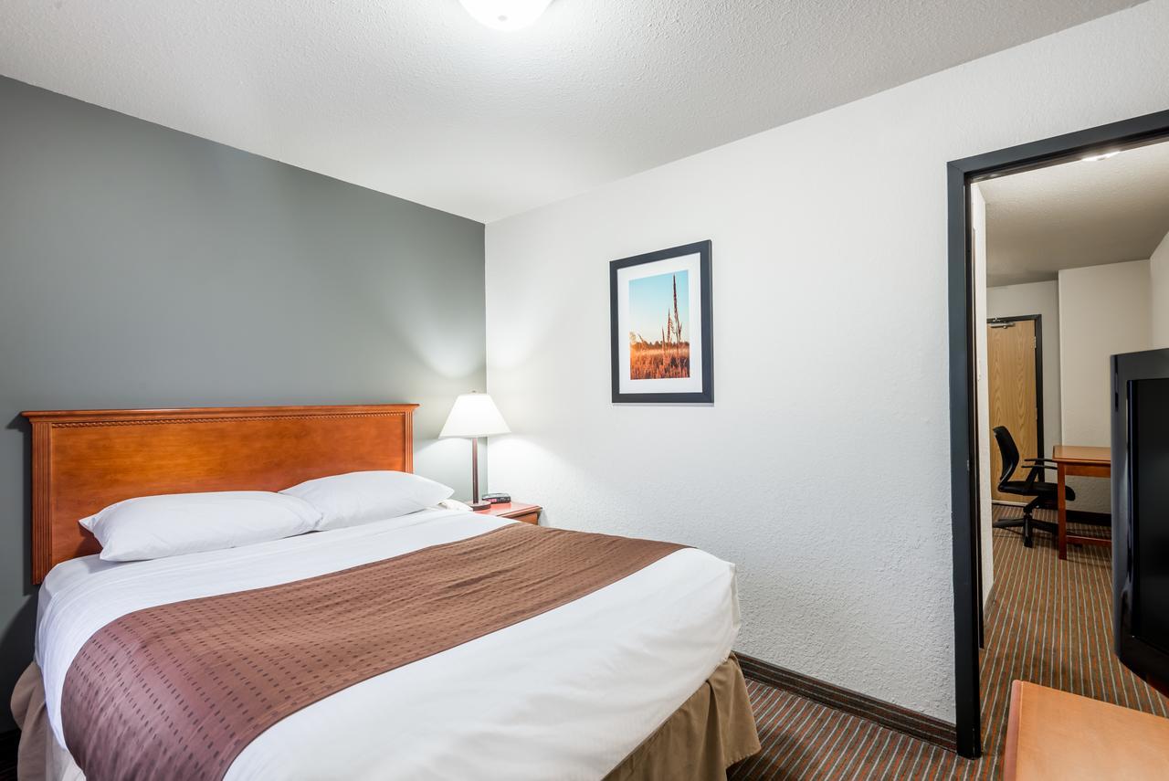 Super 8 By Wyndham Grande Prairie Hotel Ngoại thất bức ảnh