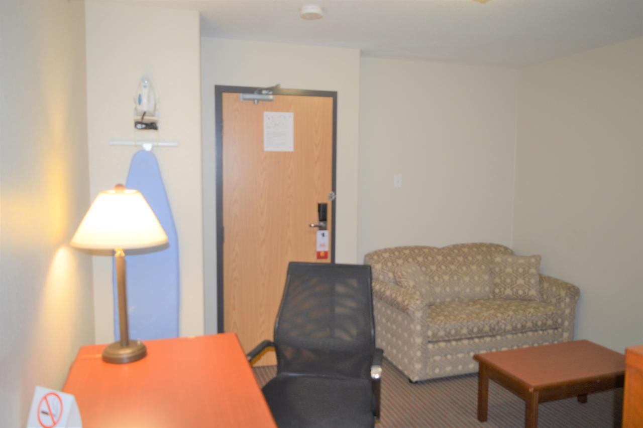 Super 8 By Wyndham Grande Prairie Hotel Ngoại thất bức ảnh