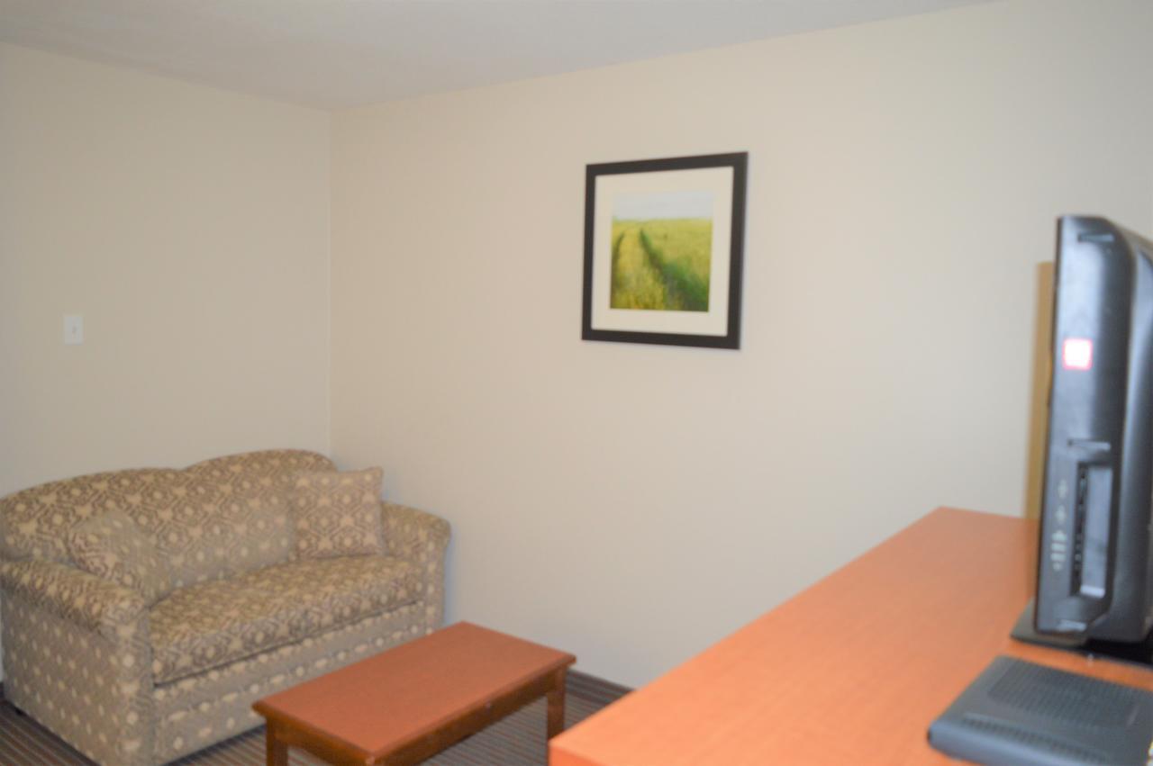 Super 8 By Wyndham Grande Prairie Hotel Ngoại thất bức ảnh