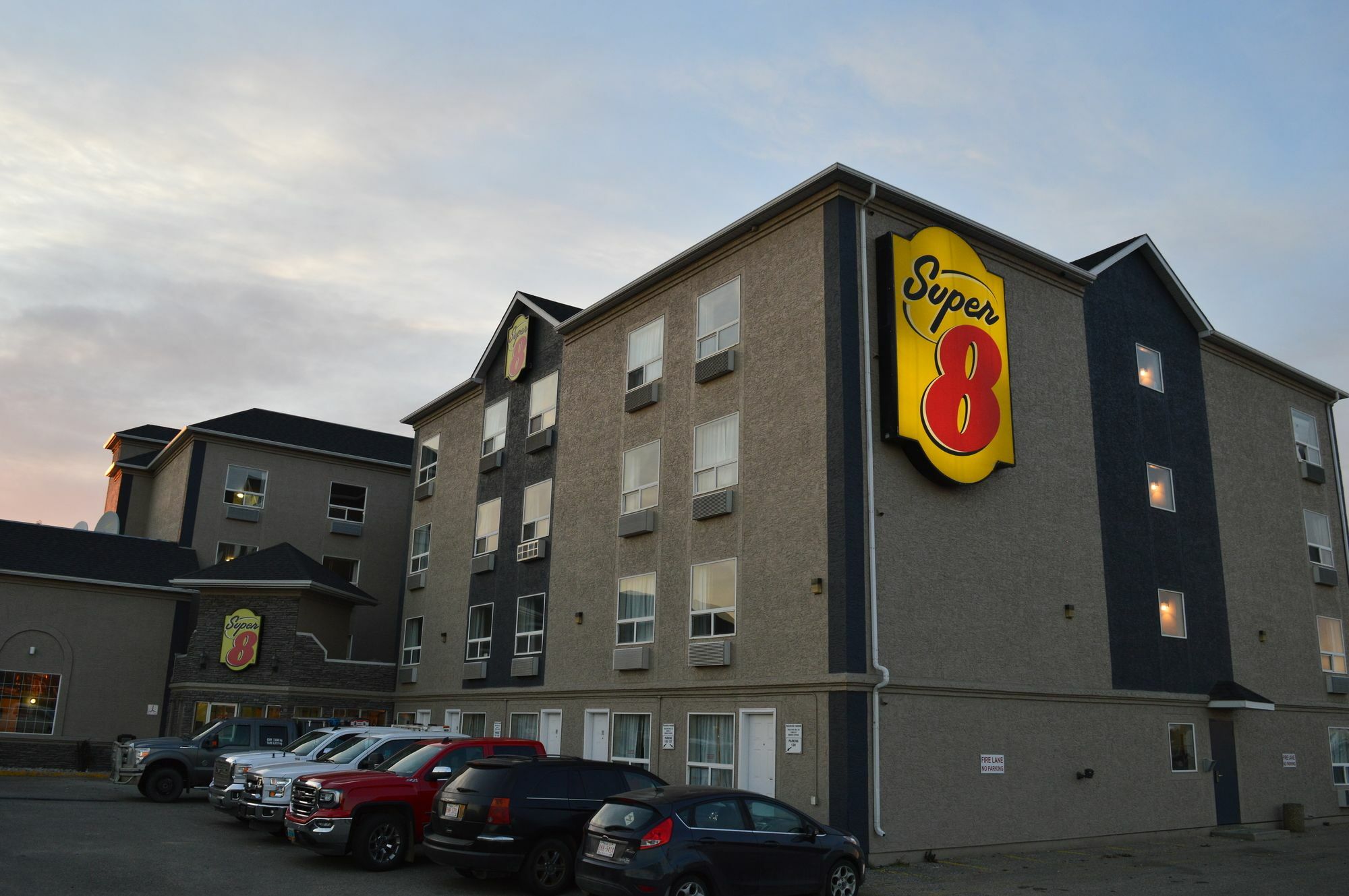 Super 8 By Wyndham Grande Prairie Hotel Ngoại thất bức ảnh