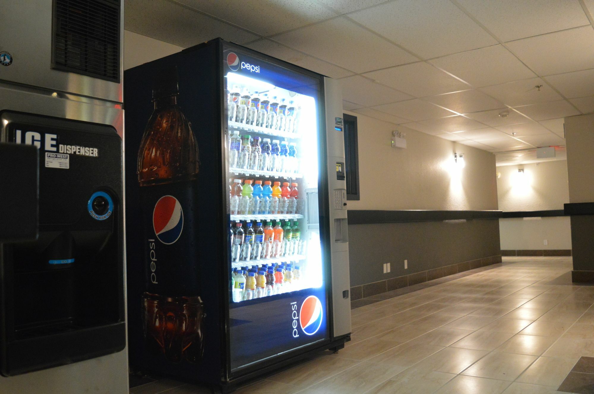 Super 8 By Wyndham Grande Prairie Hotel Ngoại thất bức ảnh