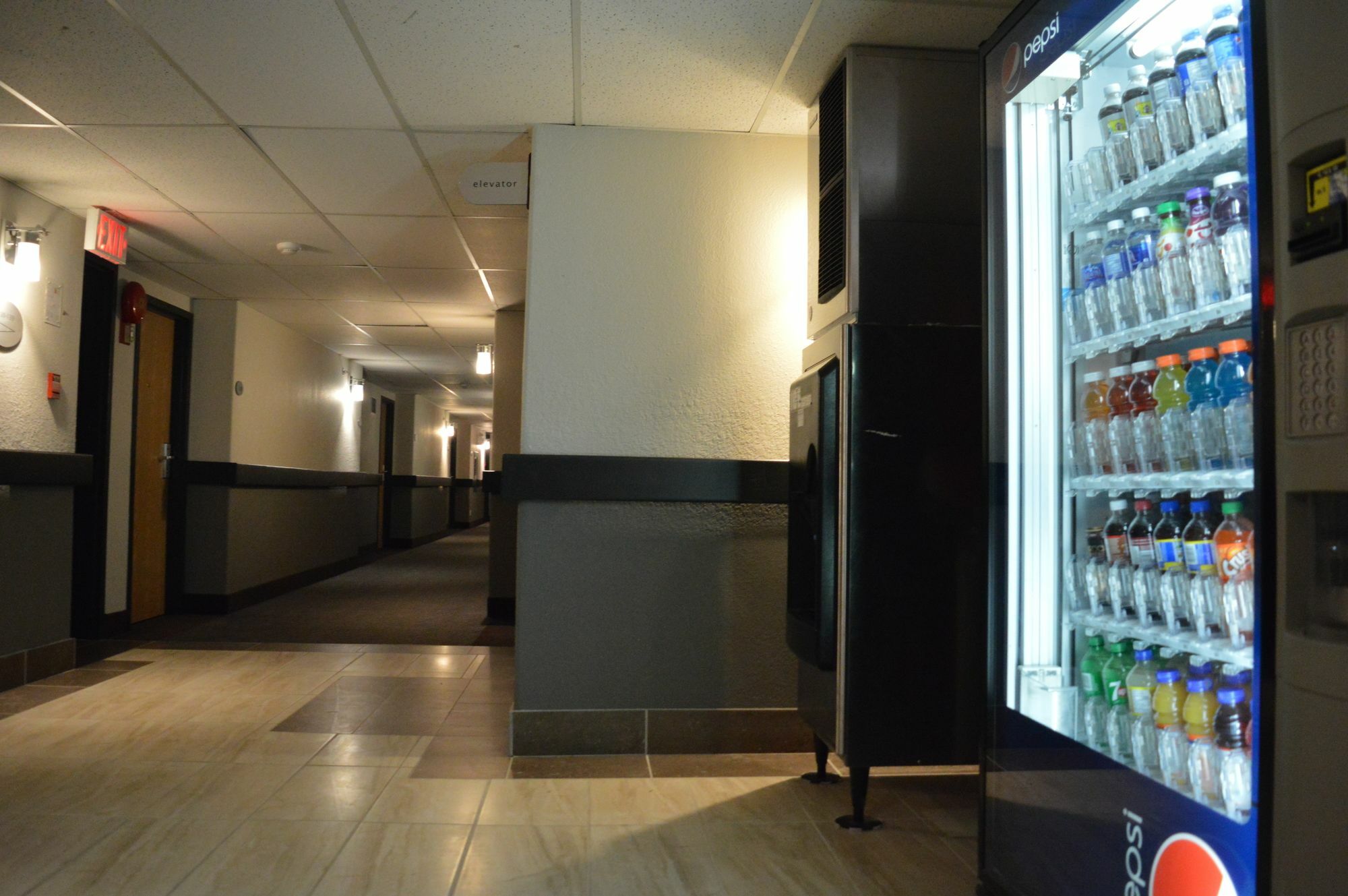 Super 8 By Wyndham Grande Prairie Hotel Ngoại thất bức ảnh