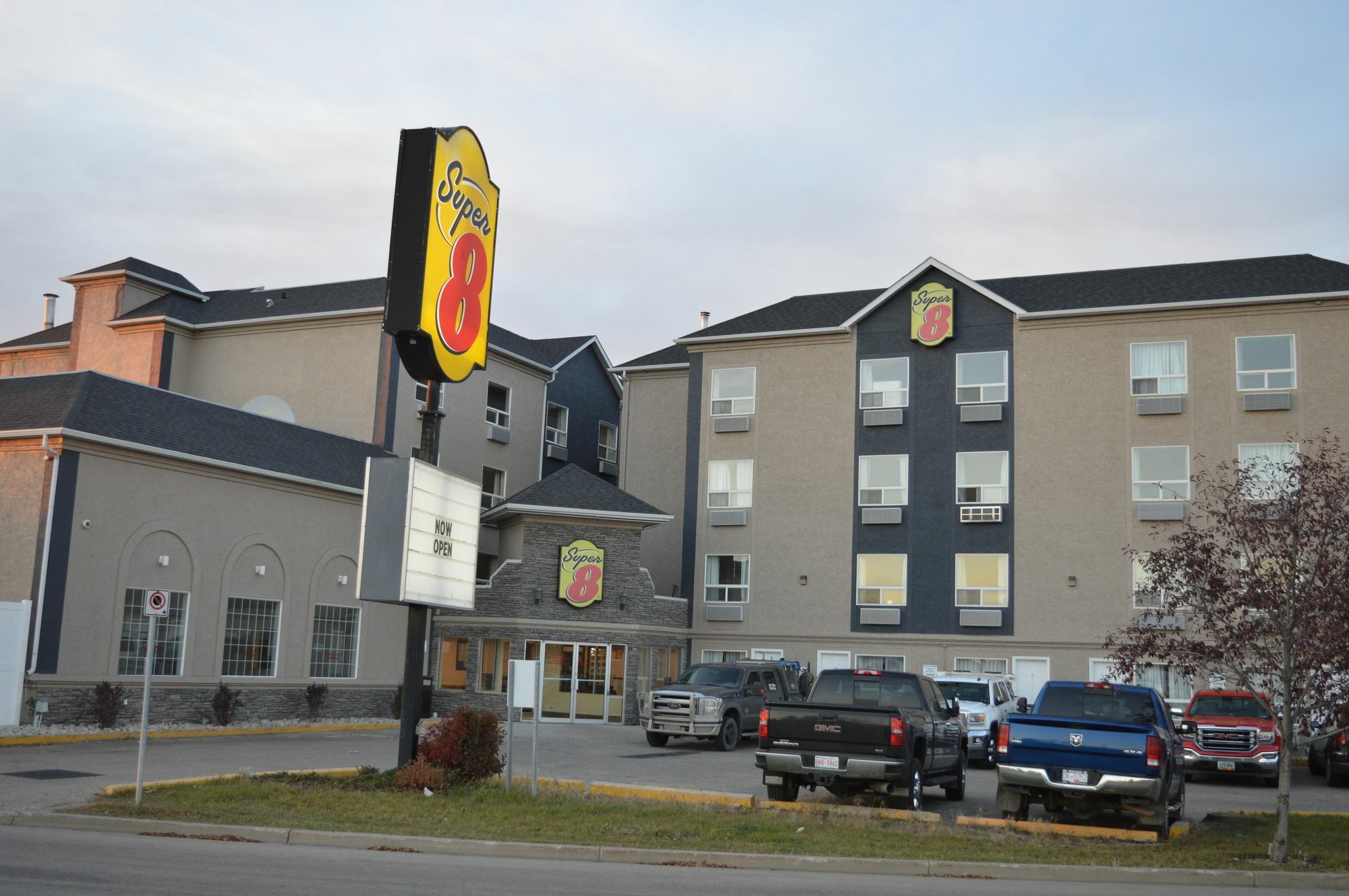 Super 8 By Wyndham Grande Prairie Hotel Ngoại thất bức ảnh